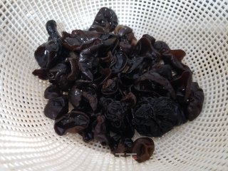鸡蛋拌黄瓜木耳的做法步骤：1