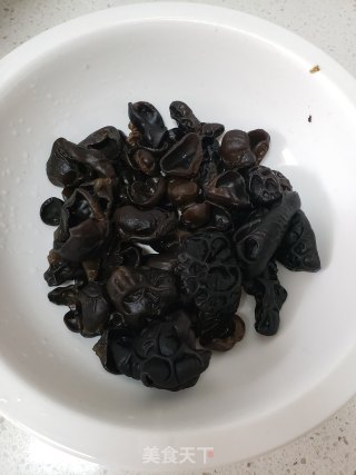 鸡蛋拌黄瓜木耳的做法步骤：2