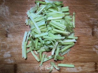 芹菜炒香干的做法步骤：3
