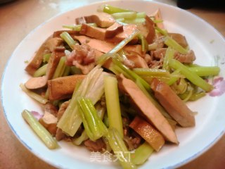 芹菜炒香干的做法步骤：11