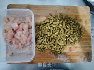 酸豆角炒鸡丁的做法步骤：2