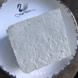 油豆腐丝拌洋葱的做法步骤：1