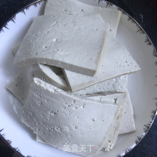 油豆腐丝拌洋葱的做法步骤：2