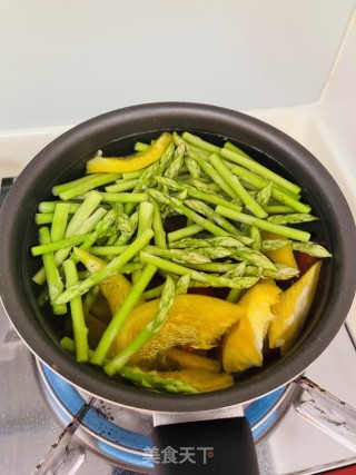 芦笋菜椒虾仁的做法步骤：1