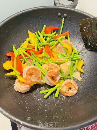 芦笋菜椒虾仁的做法步骤：5