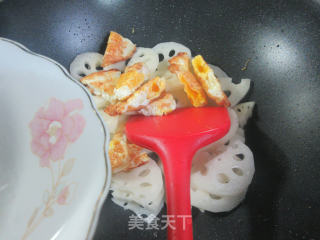 煎鸡蛋炒莲藕的做法步骤：5
