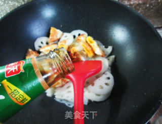 煎鸡蛋炒莲藕的做法步骤：7