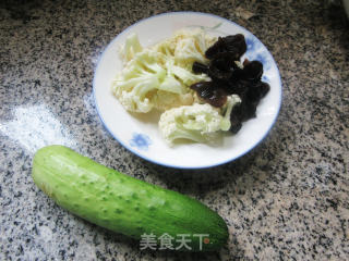 黑木耳黄瓜拌花菜的做法步骤：1