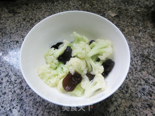 黑木耳黄瓜拌花菜的做法步骤：6