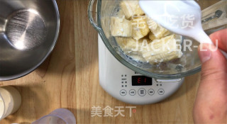 香蕉牛奶雪糕，制作超简单，甜甜蜜蜜，香蕉味十足，健康美味。的做法步骤：1