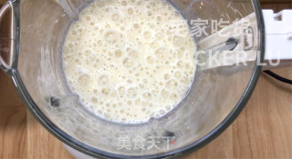 香蕉牛奶雪糕，制作超简单，甜甜蜜蜜，香蕉味十足，健康美味。的做法步骤：2