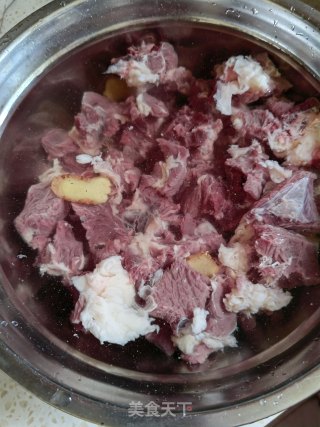 鲜笋烧牛肉的做法步骤：1