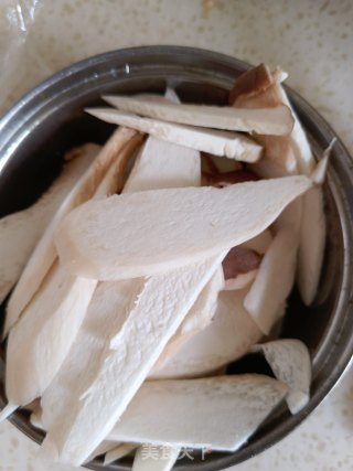 杏鲍菇片炒肉的做法步骤：1