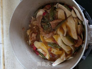 杏鲍菇片炒肉的做法步骤：4