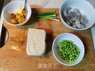 “蟹黄”豆腐煲的做法步骤：1
