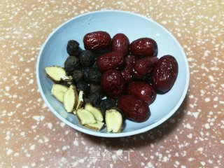桂圆姜枣茶的做法步骤：1