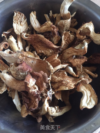 排骨焖元菇的做法步骤：1