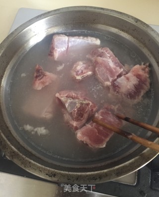 排骨焖元菇的做法步骤：3