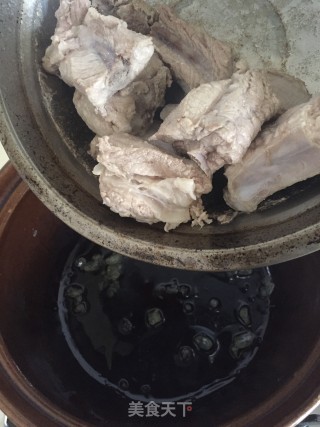 排骨焖元菇的做法步骤：6