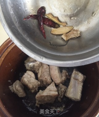 排骨焖元菇的做法步骤：7