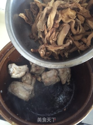 排骨焖元菇的做法步骤：8