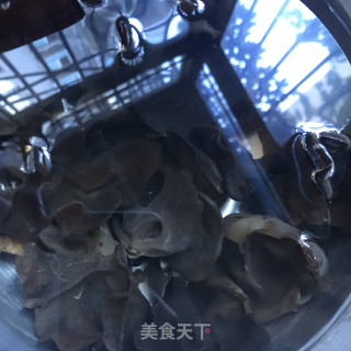 荷兰豆拌木耳的做法步骤：2