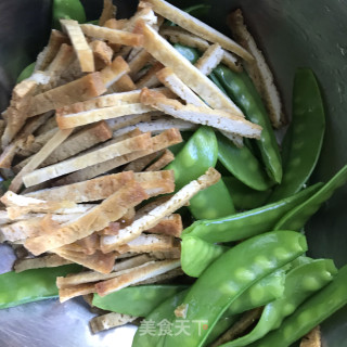 荷兰豆拌木耳的做法步骤：4