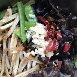 荷兰豆拌木耳的做法步骤：5