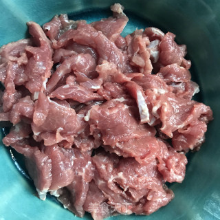 牛肉时蔬炒面皮的做法步骤：1