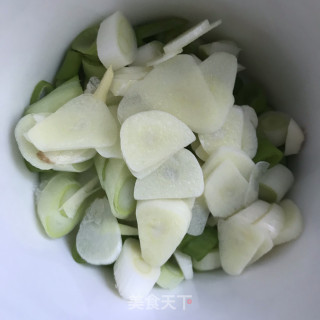牛肉时蔬炒面皮的做法步骤：4