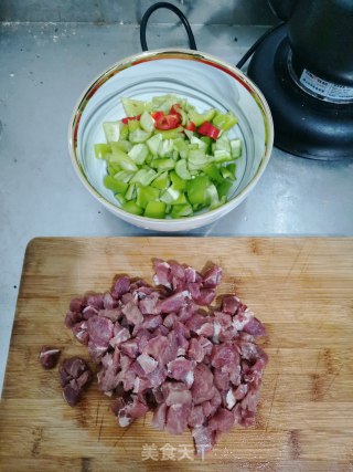 辣椒炒肉的做法步骤：1