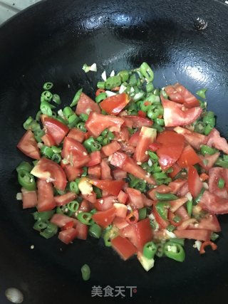番茄炒辣椒的做法步骤：5