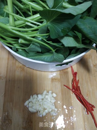 简单易学的蒜蓉炒空心菜的做法步骤：1