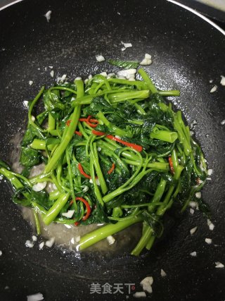 简单易学的蒜蓉炒空心菜的做法步骤：4