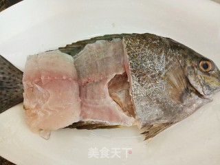 清蒸‘立’鱼的做法步骤：2