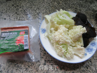 黑木耳烤火腿炒花菜的做法步骤：1