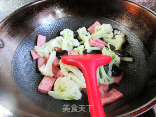 黑木耳烤火腿炒花菜的做法步骤：4