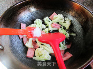 黑木耳烤火腿炒花菜的做法步骤：5