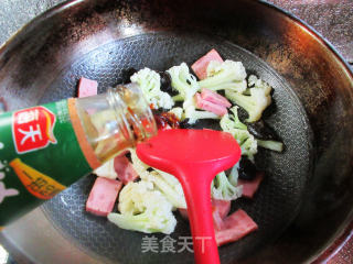 黑木耳烤火腿炒花菜的做法步骤：6