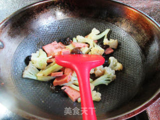 黑木耳烤火腿炒花菜的做法步骤：7