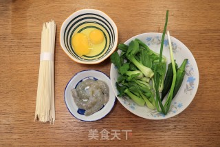 快手美味早餐之秋葵厚蛋烧&大虾青菜面的做法步骤：1
