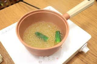 快手美味早餐之秋葵厚蛋烧&大虾青菜面的做法步骤：2
