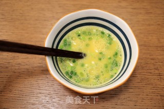 快手美味早餐之秋葵厚蛋烧&大虾青菜面的做法步骤：3