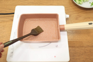 快手美味早餐之秋葵厚蛋烧&大虾青菜面的做法步骤：4