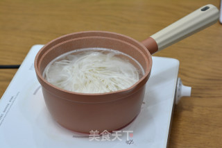 快手美味早餐之秋葵厚蛋烧&大虾青菜面的做法步骤：11
