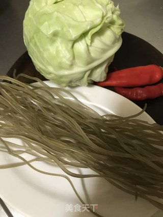 包菜炒红薯粉丝的做法步骤：1