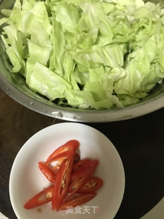 包菜炒红薯粉丝的做法步骤：2