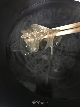 包菜炒红薯粉丝的做法步骤：3