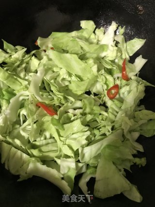 包菜炒红薯粉丝的做法步骤：5