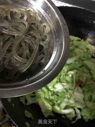 包菜炒红薯粉丝的做法步骤：6